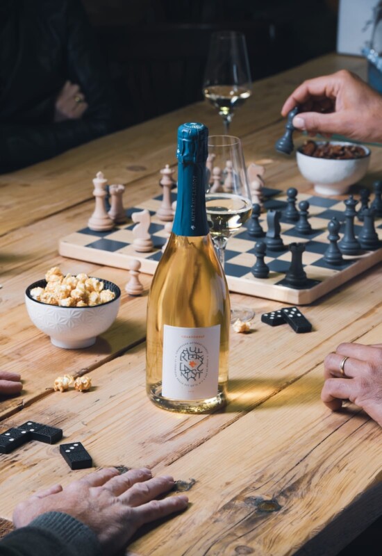 Des individus jouant aux échecs avec du champagne.